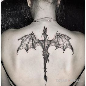 Tatuaż Smoczysko na plecach motyw: fantasy styl: graficzne / ilustracyjne