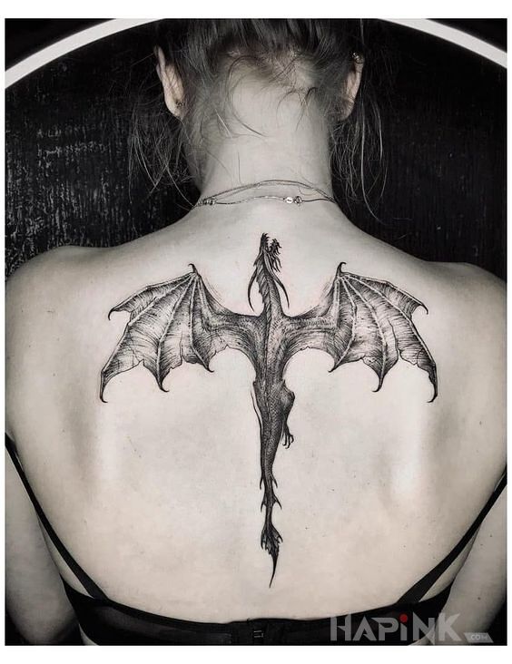 Tattoo Smoczysko in dragons motif and graphic / illustrative style on the back