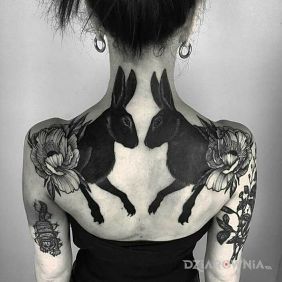 Tatuaż Czarne króliki na łopatkach motyw: czarno-szare styl: blackwork / blackout