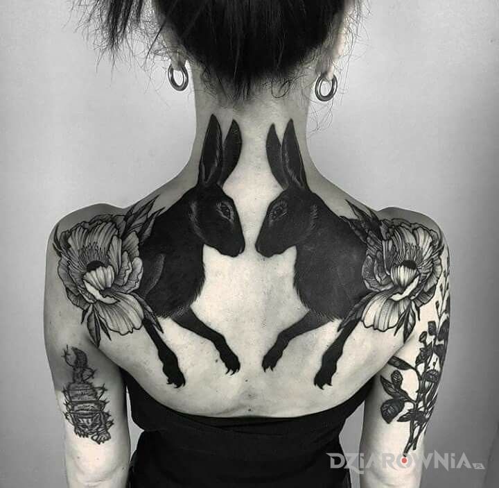 Tatuaż czarne króliki w motywie czarno-szare i stylu graficzne / ilustracyjne na łopatkach