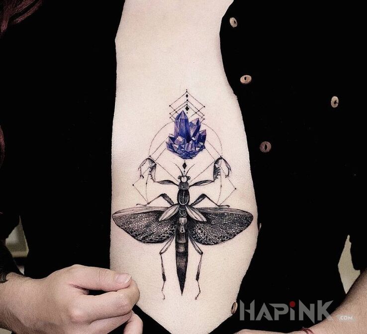 Tattoo Owad i kryształ in butterflies motif on the chest