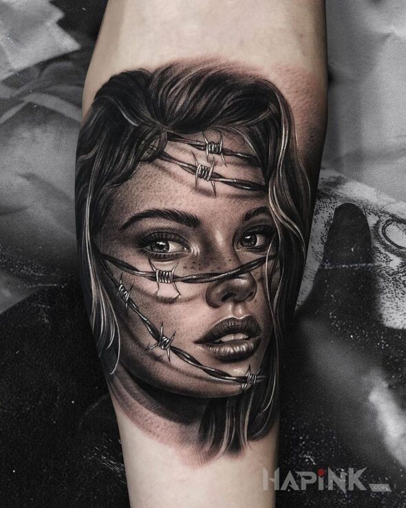 Tattoo Kobieta w potrzasku in black and gray motif and realistic style on the forearm