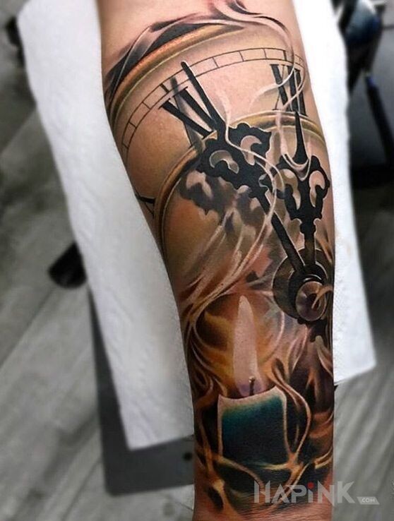 Tattoo Fenomenalny zegar in 3D motif and realistic style on the forearm