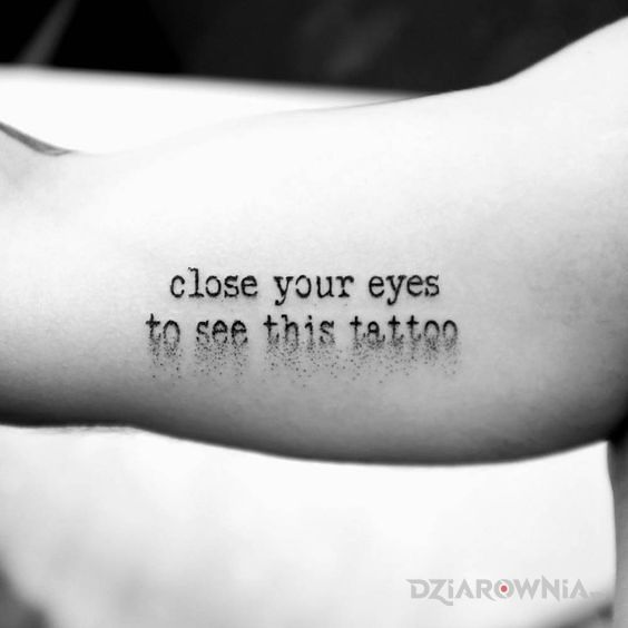 Tatuaż zamknij oczy w motywie napisy na ramieniu