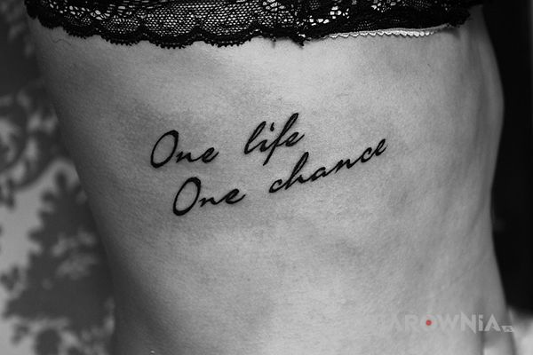Tatuaż one life one chance w motywie napisy i stylu kaligrafia na żebrach