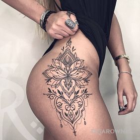 Tatuaż Kwiat lotosu wzbogacony ornamentami na pośladkach motyw: ornamenty styl: graficzne / ilustracyjne