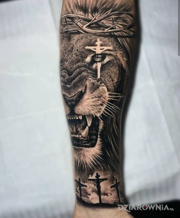 Tatuaż lew w ciernistej koronie w motywie czarno-szare i stylu realistyczne na ręce
