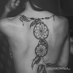 Tatuaż Cudowny łapacz na plecach motyw: czarno-szare styl: realistyczne