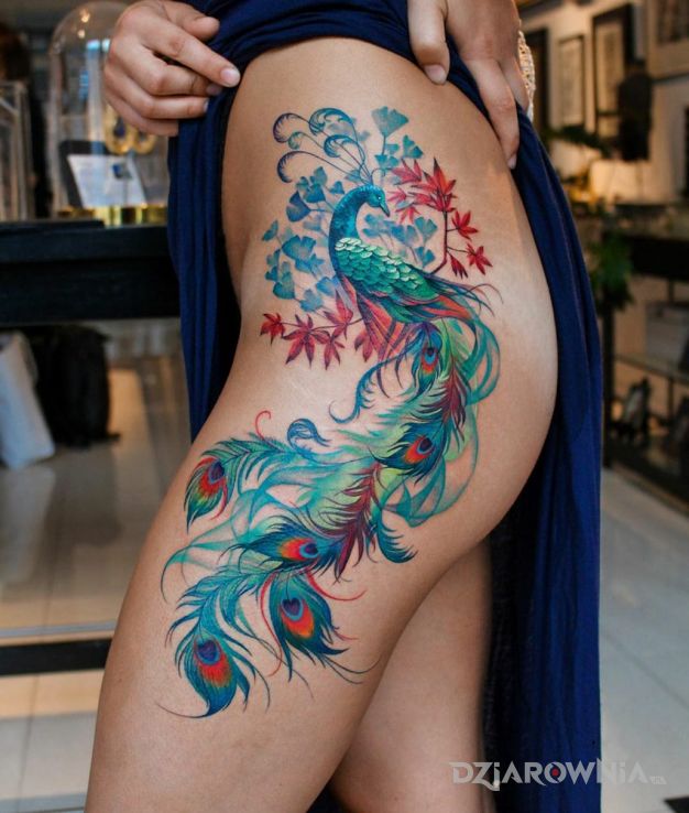 Tatuaż kolorowy paw z pięknym ogonem w motywie kolorowe i stylu realistyczne na nodze