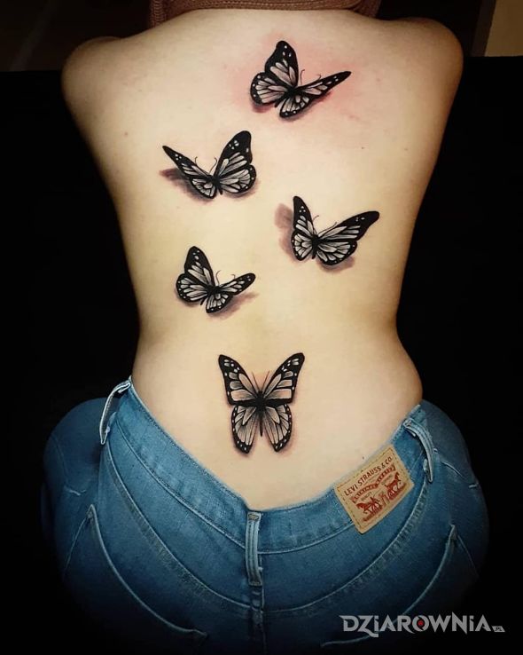 Tatuaż 5 motyli w motywie 3D i stylu realistyczne na plecach