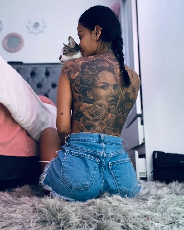 Tatuaż dużych rozmiarów portret w motywie czarno-szare i stylu realistyczne na plecach