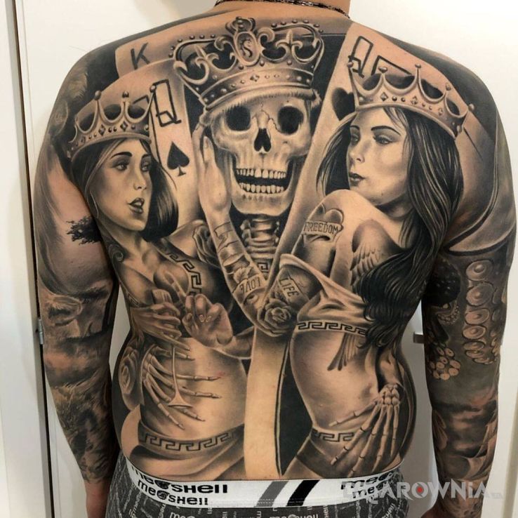 Tatuaż król z dwoma laskami w motywie 3D i stylu realistyczne na łopatkach