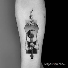 Tatuaż Schowany za gitara na przedramieniu motyw: czarno-szare styl: graficzne / ilustracyjne