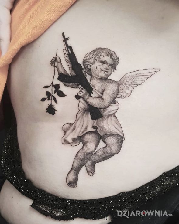 Tatuaż aniol z ak-47 w motywie anioły i stylu graficzne / ilustracyjne na plecach