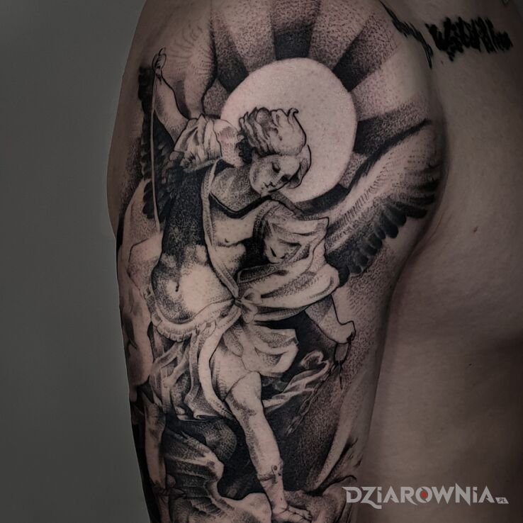 Tatuaż Anioł w motywie czarno-szare i stylu graficzne / ilustracyjne na ramieniu
