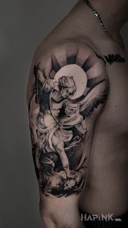 Tattoo Anioł in religious motif and graphic / illustrative style on the upper arm