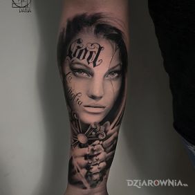 Tatuaż Portret kobiety na przedramieniu motyw: twarze styl: realistyczne