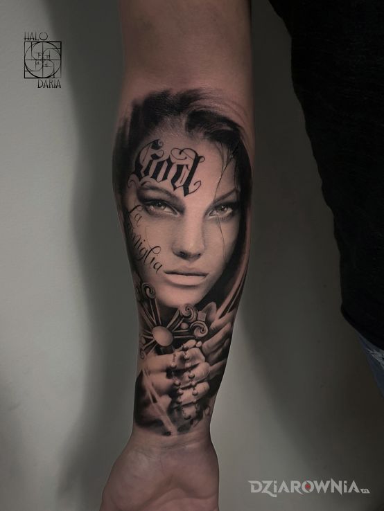 Tatuaż portret kobiety w motywie twarze i stylu realistyczne na przedramieniu