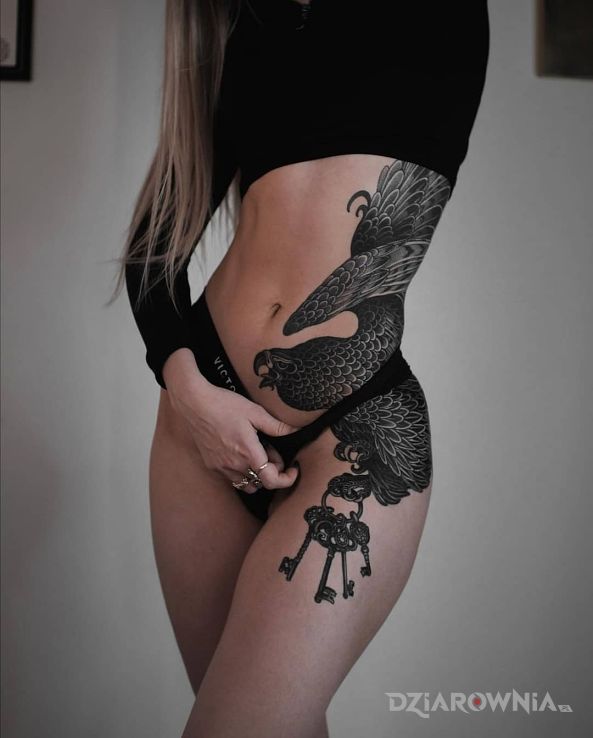 Tatuaż ptaszysko z pękiem kluczy w motywie zwierzęta i stylu graficzne / ilustracyjne na udzie