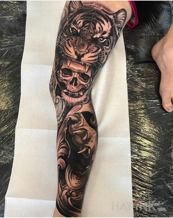 Tattoo Tygrys i jego łapa in animals motif and realistic style on the calf