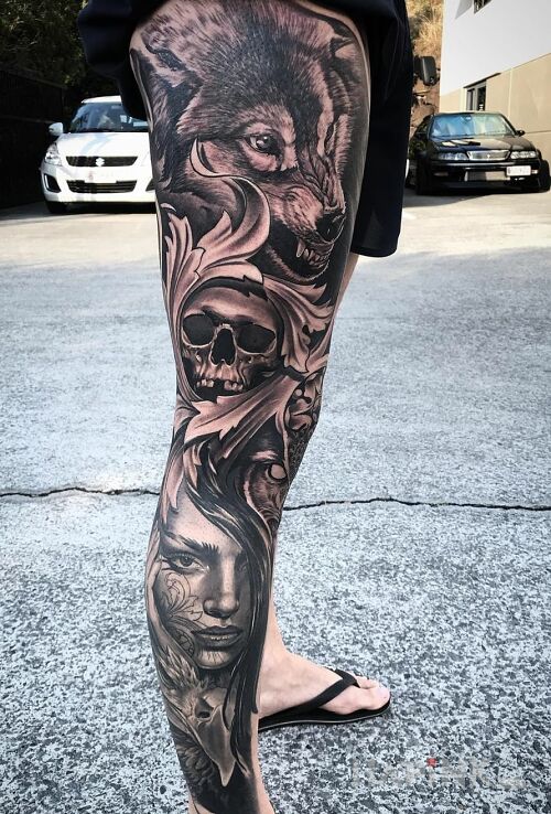 Tattoo Czaszka w akantach in skulls motif and realistic style on the leg