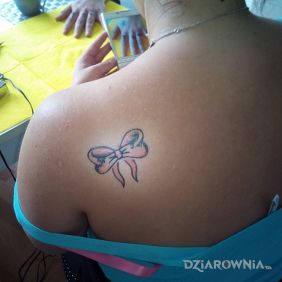 Tatuaż Wstążeczka na plecach motyw: pozostałe
