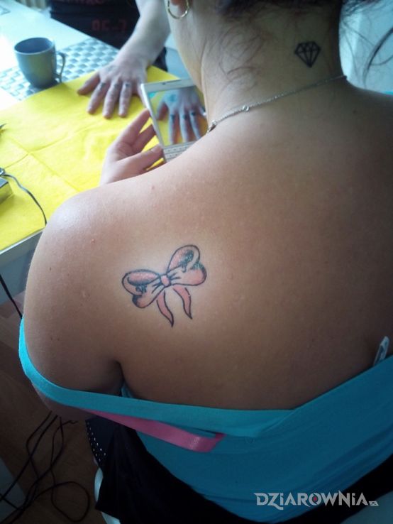 Tatuaż wstążeczka w motywie pozostałe na plecach