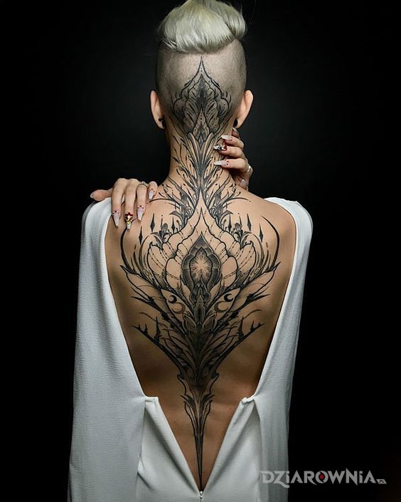 Tatuaż plecy całe we wzorach w motywie czarno-szare i stylu graficzne / ilustracyjne na plecach