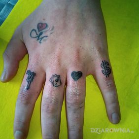 Tatuaż Dziarki na palcach na dłoni motyw: przedmioty