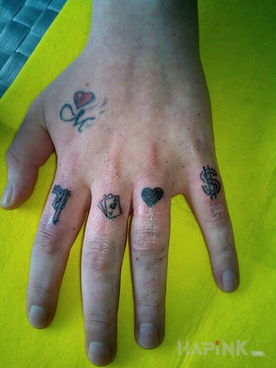 Tattoo Dziarki na palcach in objects motif on the hand
