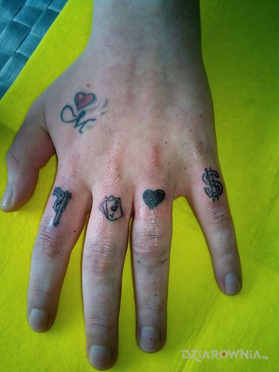 Tatuaż dziarki na palcach w motywie przedmioty na dłoni