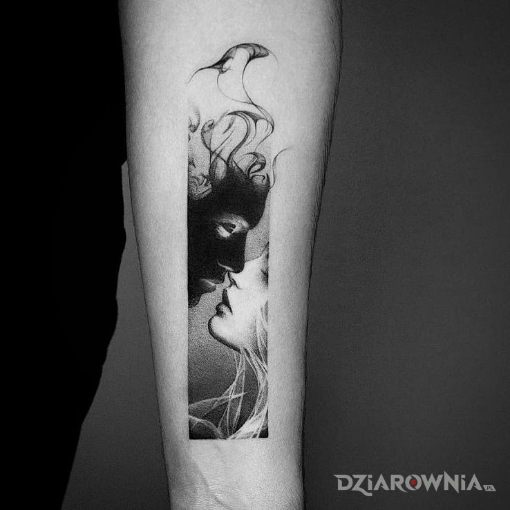 Tatuaż czarno na białym w motywie czarno-szare i stylu graficzne / ilustracyjne na ręce