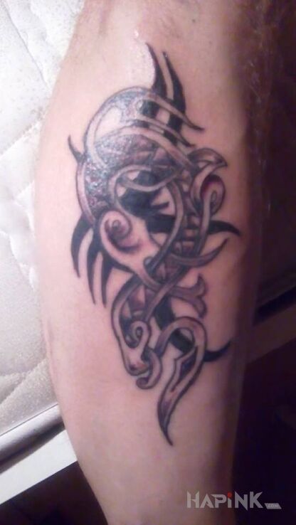 Tattoo Tribal in tribal style on the calf