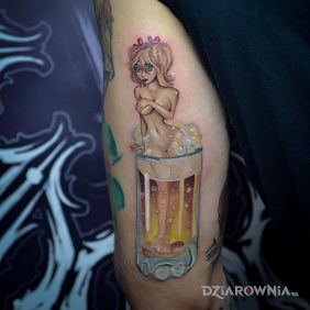Tatuaż Browar i dziewucha na ramieniu motyw: postacie styl: graficzne / ilustracyjne