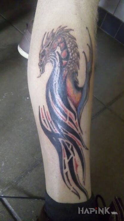 Tattoo Smok in dragons motif on the leg