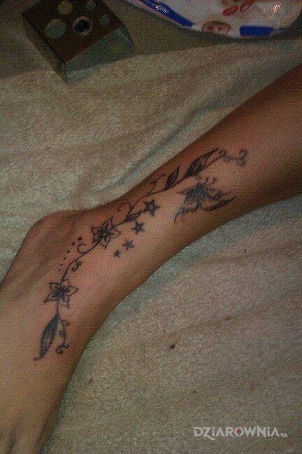Tatuaż kwiaty motyle w motywie kwiaty na nodze