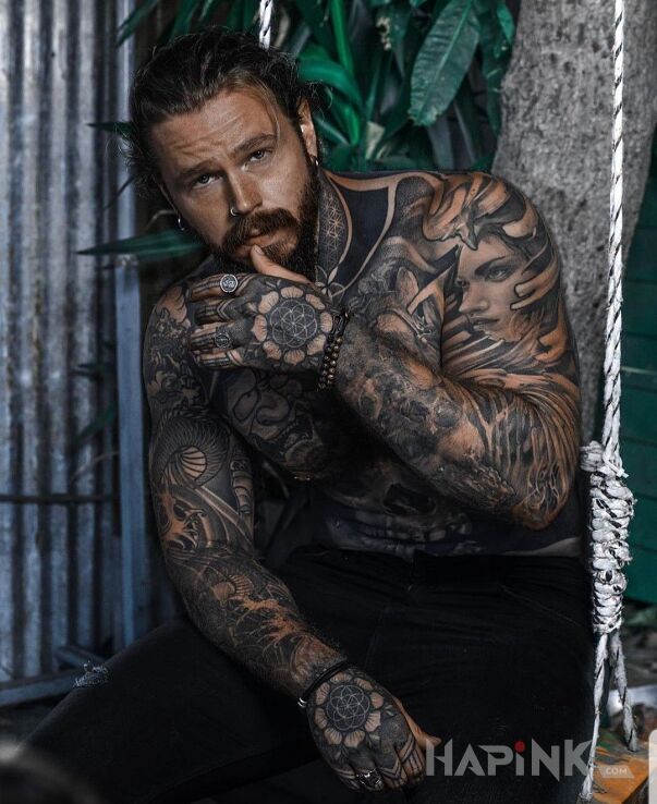 Tattoo Brak miejsca na tusz in sleeves motif and blackwork / blackout style on the fingers