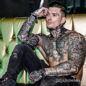 Tatuaż Bad boy na ramieniu motyw: czarno-szare styl: realistyczne