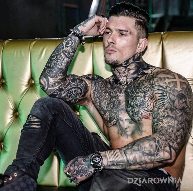 Tatuaż bad boy w motywie twarze i stylu realistyczne na klatce