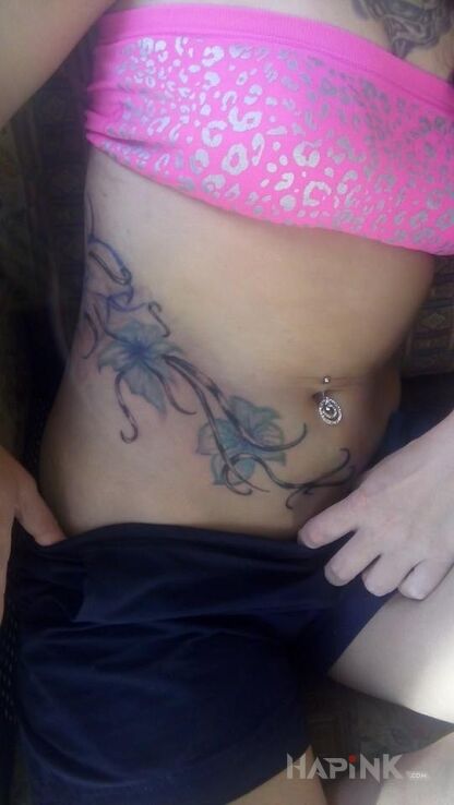 Tattoo Kwiaty, bluszcz in flowers motif on the ribs