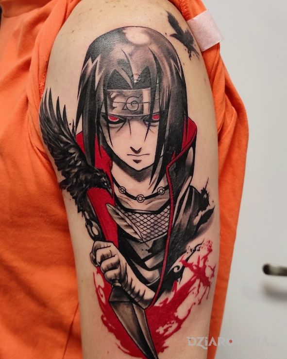 Tatuaż anime itachi uchiha w motywie kolorowe i stylu kreskówkowe / komiksowe na ramieniu
