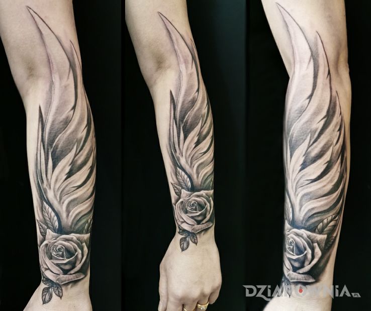 Tatuaż skrzydła róża w motywie 3D i stylu blackwork / blackout na ramieniu