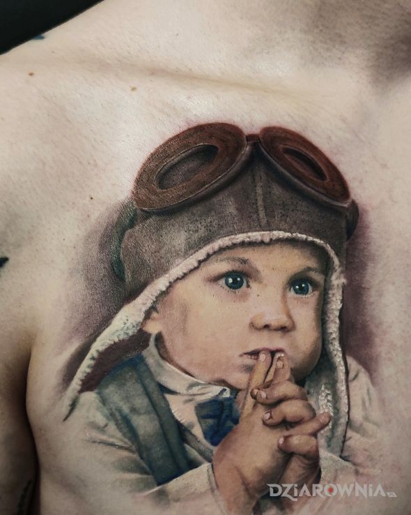 Tatuaż portret dziecka w motywie postacie i stylu realistyczne na obojczyku
