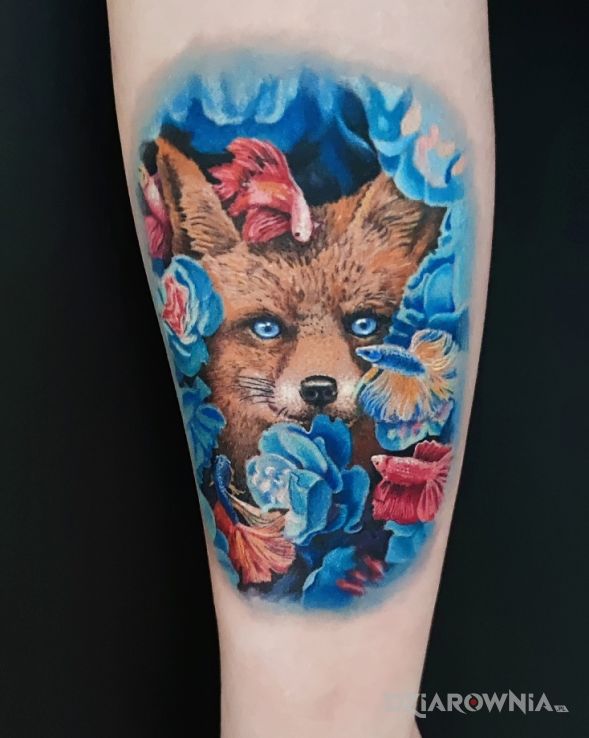 Tatuaż lisica w motywie florystyczne i stylu watercolor na przedramieniu