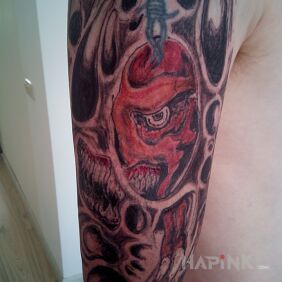 Tattoo Demon on the upper arm motif: skulls