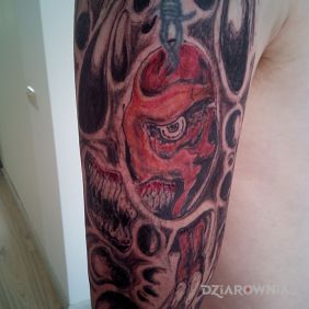 Tatuaż Demon na ramieniu motyw: czaszki