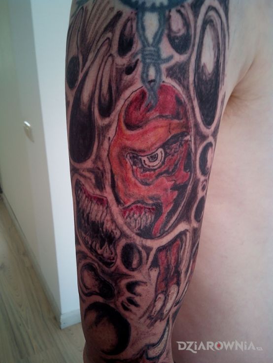 Tatuaż demon w motywie demony na ramieniu