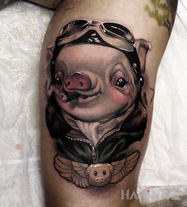 Tattoo Latajaca swinia in animals motif on the upper arm
