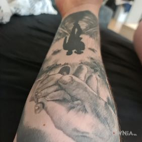 Tatuaż Ojciec z Córką ❤️ na ręce motyw: czarno-szare styl: realistyczne
