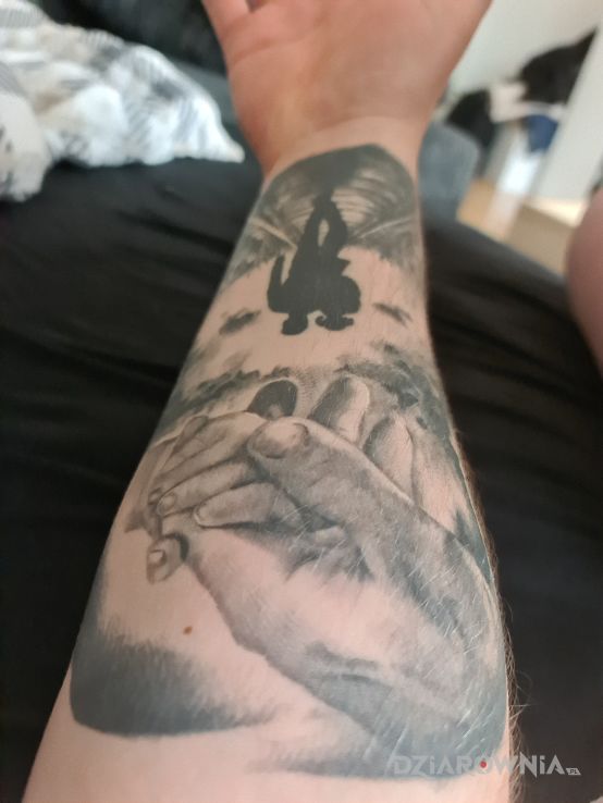 Tatuaż ojciec z córką w motywie czarno-szare na przedramieniu